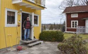 John bor sedan 1980-talet i sitt barndomshem i Dalsjö. 