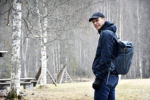 Mattias Ahlstedt laddar inför en veckas löpning och Falufärgat terrängliv mellan Faluns många naturreservat. Foto: Sonny Jonasson