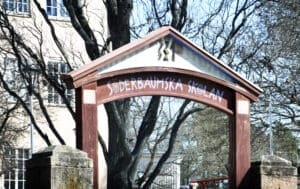Portalen vid Innovitaskolan (tidigare Söderbaumska) bär färg och finess från Monny Petersson. Foto: Sonny Jonasson