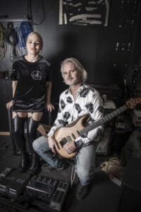 "Det råder en väldig spelglädje", framhåller gitarristen Janne Stumsner som i samspel med Therése Heckscher utgör grundbulten i Algie Echoes. Foto: Trons