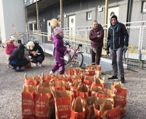 Matvaror och kläder tilldelades ukrainska flyktingar i Falun, varav vissa av dem bor i modulhusen i Herrhagen. Foto: Privat